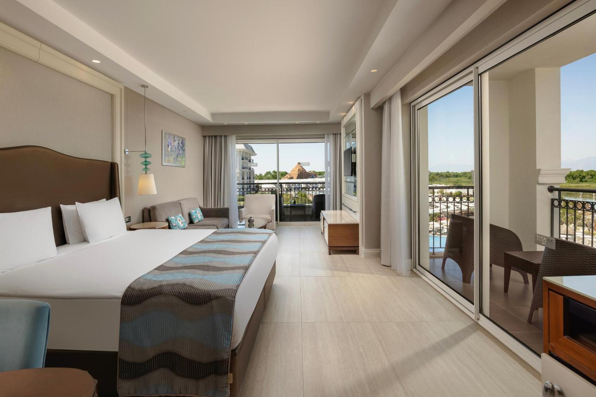 Riverside Room 12