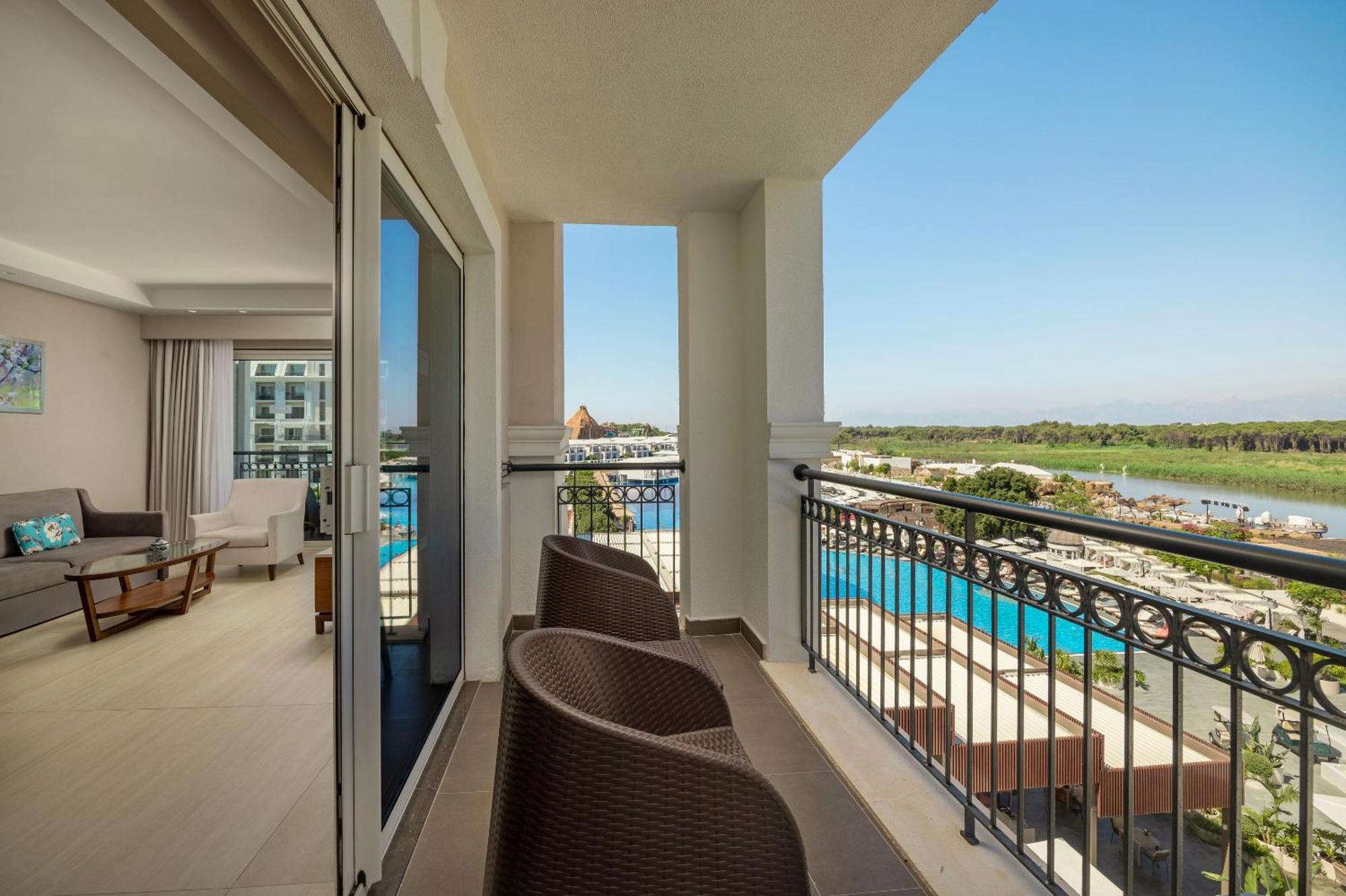 Riverside Room 12