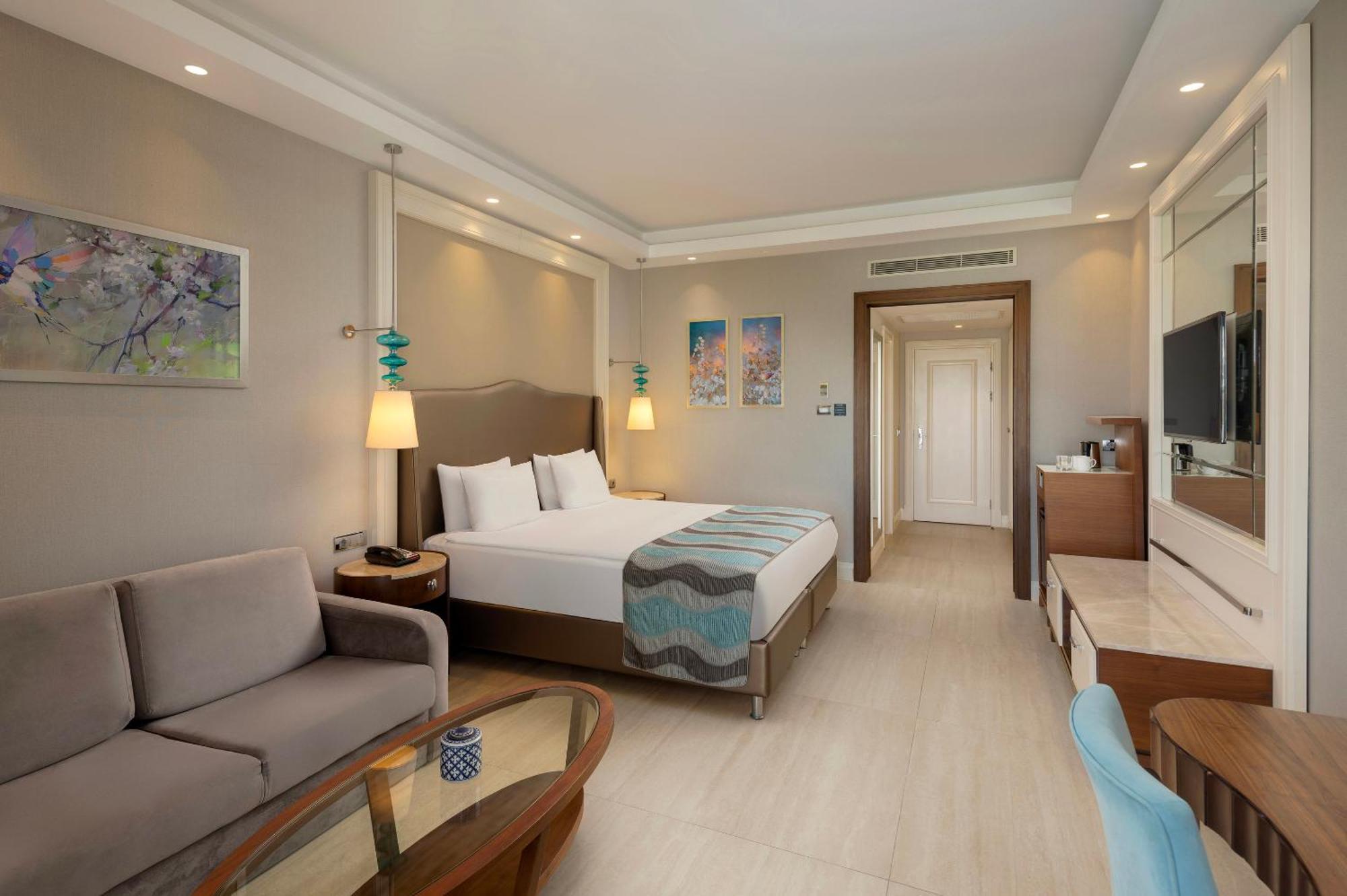 Family Pool Suite Balcony